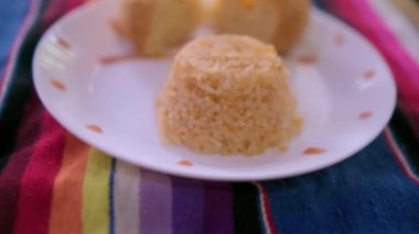 Renkli masa örtüsü üzerinde hakiki lezzetli Meksika pilav yemekleri.