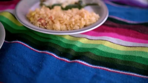 Tres auténticos deliciosos platos de arroz mexicano en mantel colorido — Vídeos de Stock