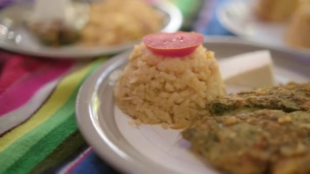 Mâncăruri autentice delicioase de orez mexican pe fața de masă colorată — Videoclip de stoc