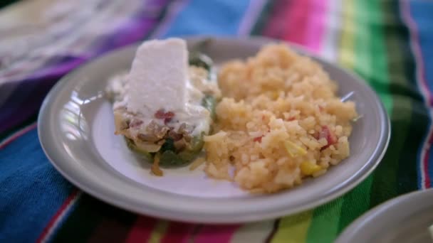Auténtico delicioso plato de chile relleno mexicano en mantel colorido — Vídeos de Stock