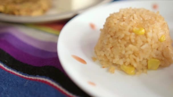 Autentyczne pyszny ryż meksykański i krojone danie chleba na kolorowy obrus — Wideo stockowe