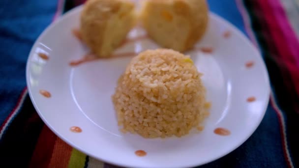 Настоящий мексиканский рис и вареное картофельное блюдо на красочной скатерти — стоковое видео