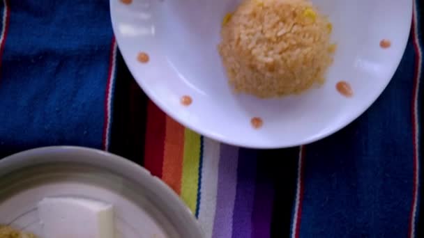 Tiga hidangan nasi Meksiko lezat dengan taplak meja berwarna-warni — Stok Video