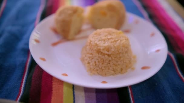 Autentické chutné mexické rýžové pokrmy na barevném ubrusu — Stock video