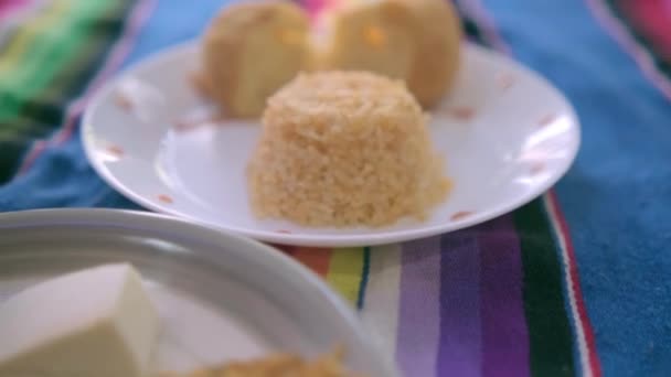 Tre autentici deliziosi piatti di riso messicano sulla tovaglia colorata — Video Stock