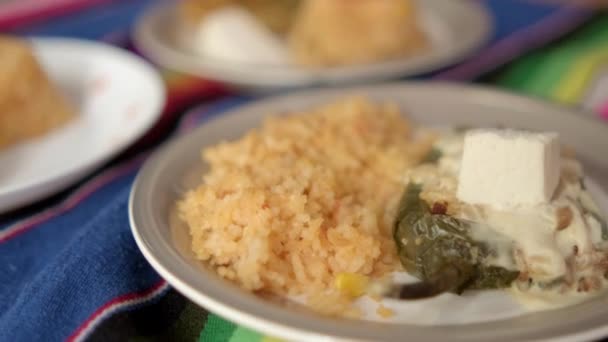 カラフルなテーブルクロスに本物のおいしいメキシコの詰め唐辛子料理 — ストック動画
