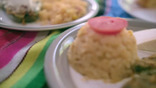 Três deliciosos pratos de arroz mexicano autênticos em toalha de mesa colorida — Vídeo de Stock