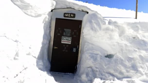 Primo piano di uomini pubblici bagno ingresso coperto di neve — Video Stock