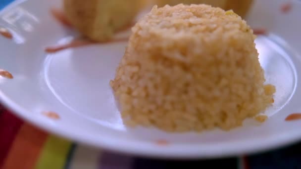 Autentické chutné mexické rýže a krájené chleba pokrm na barevné ubrusy — Stock video