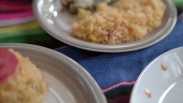 Drie authentieke Mexicaanse rijstgerechten op kleurrijk tafelkleed — Stockvideo