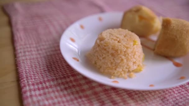 Autentické chutné mexické rýže a krájený chleba pokrm na kostkovaném ubrusu — Stock video