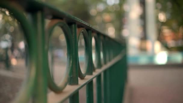 背景模糊的绿色金属围栏的特写 — 图库视频影像