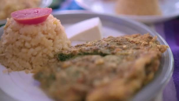 Autênticos deliciosos pratos de arroz mexicano em toalha de mesa colorida — Vídeo de Stock