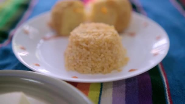 Autênticos deliciosos pratos de arroz mexicano em toalha de mesa colorida — Vídeo de Stock