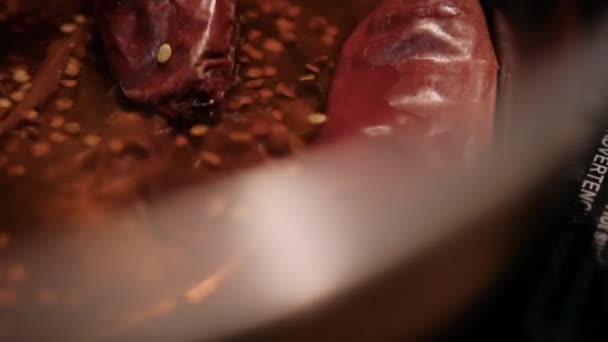 Ardei roșu uscat fierbere în ulei în interiorul oală de gătit — Videoclip de stoc