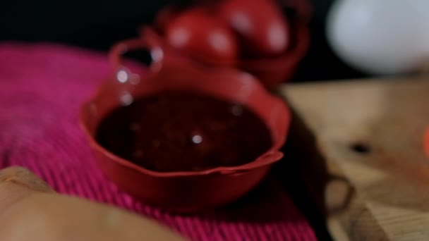 Molho picante, tomates e cebola em panelas de barro com fundo preto — Vídeo de Stock