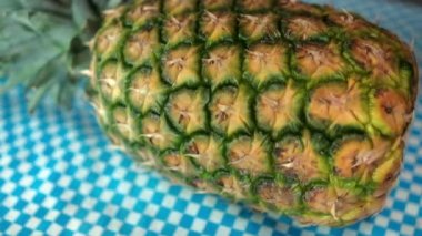 Taze ananas mavi ve beyaz kareli masa örtüsü