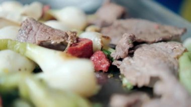 Meksika usulü yeşil soğan, doğranmış sucuk ve ızgarada ince biftek.