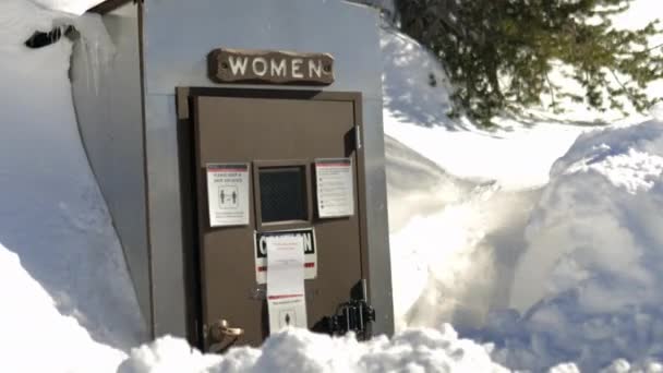 Primo piano dell'ingresso del bagno delle donne pubbliche coperto di neve — Video Stock
