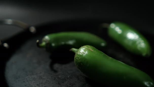 Groene chili paprika 's op een traditionele Mexicaanse comal — Stockvideo