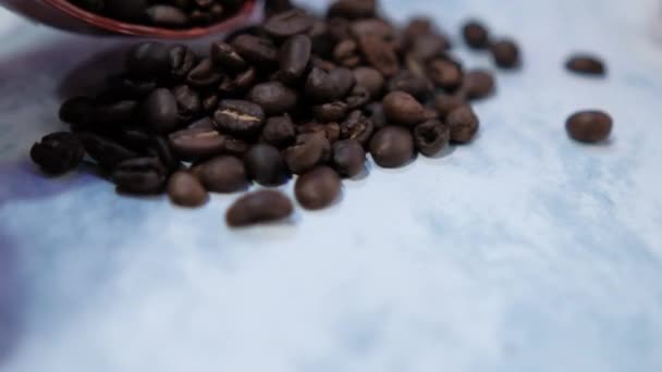 Pot tanah liat menuangkan biji kopi panggang ke tumpukan kecil — Stok Video