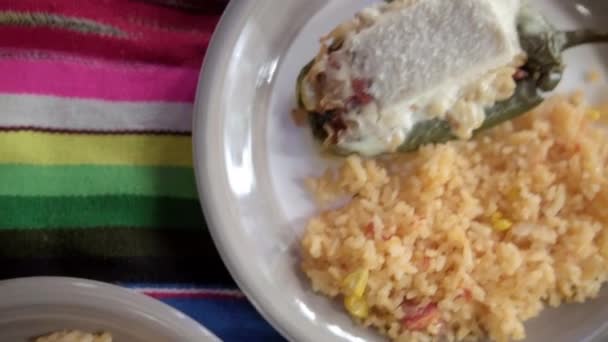 다채 로운 식탁보 위에 놓인 믿을 만 한 맛있는 멕시코의 밥 요리 — 비디오