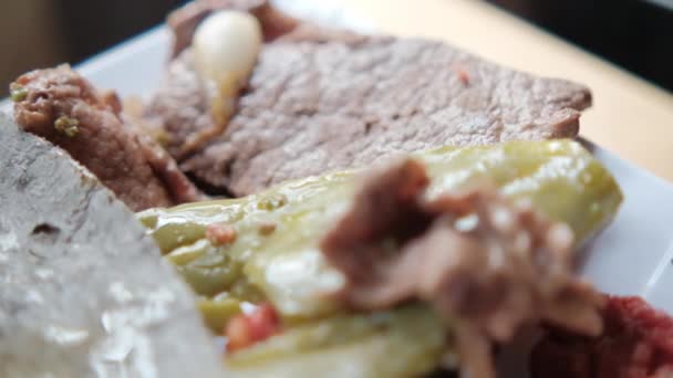 Zwarte maïs tortilla bovenop Mexicaanse groene uien, nopales en dunne steaks — Stockvideo