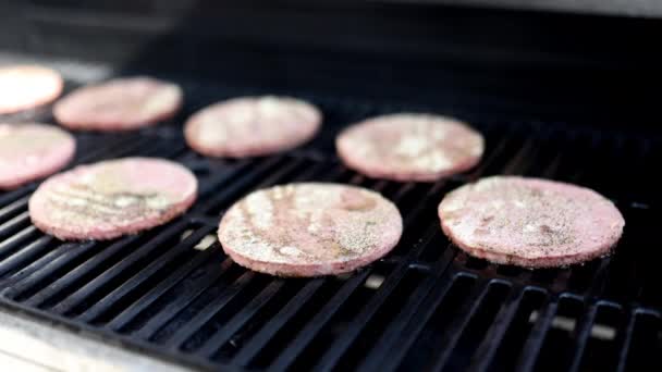 Surowe i przyprawione mięso hamburgera na grillu z żelaza — Wideo stockowe