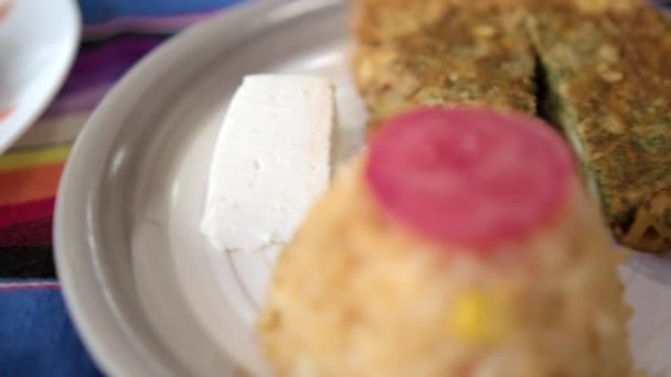 Три справжні мексиканські рисові страви на барвистій скатертині. — стокове відео