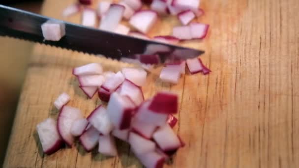Menuangkan lobak segar ke dalam panci tanah liat — Stok Video