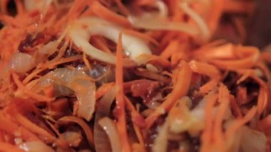 Lezzetli yer elması, havuç, domates ve soğan dilimleri.