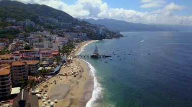 Puerto Vallarta plajı ve Los Muertos iskelesinin güzel hava manzarası.