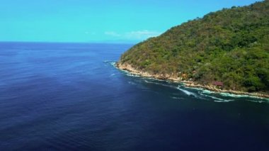 Koyu mavi okyanus ve Puerto Vallarta 'daki yüksek tepenin güzel hava manzarası