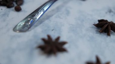 Beyaz mermer yüzeyde kaşık dolusu öğütülmüş kahve.