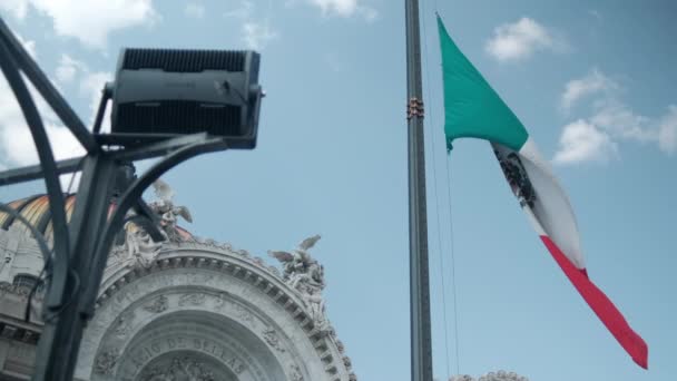 Bayrak direğinde Meksika bayrağı ve güzel mavi gökyüzünün altında Güzel Sanatlar Sarayı — Stok video