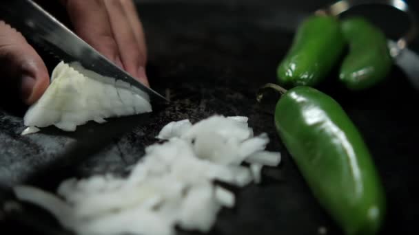 Mâinile tăind ceapa și ardeii iute verzi pe un comal tradițional mexican — Videoclip de stoc