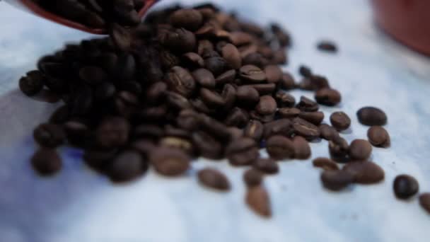 Πήλινο δοχείο ρίχνει καβουρδισμένους κόκκους καφέ σε μικρό σωρό — Αρχείο Βίντεο