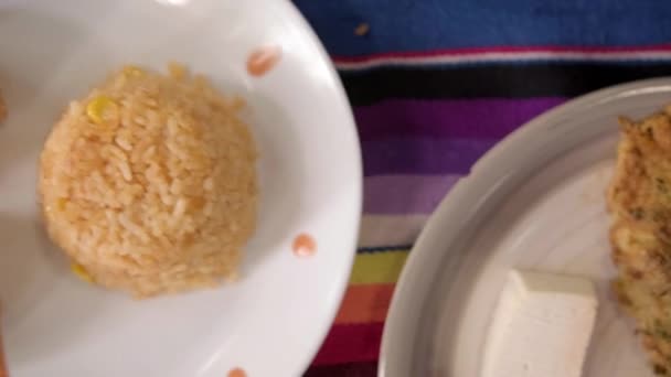 Autentické chutné mexické rýžové pokrmy na barevném ubrusu — Stock video