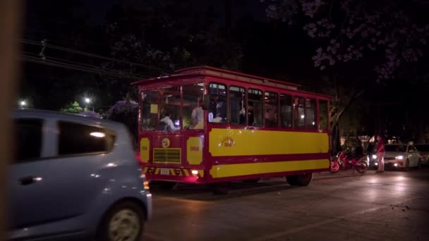 Classic punainen ja keltainen vaunu auton Mexico City yöllä — kuvapankkivideo