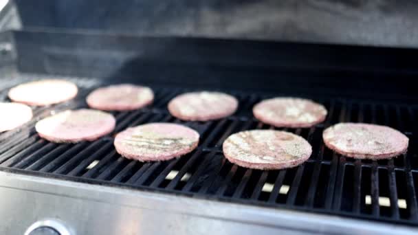 Nyers és fűszeres hamburgerhús grillsütőn — Stock videók