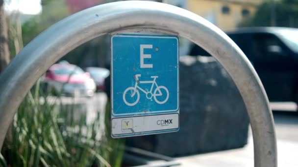 以交通为背景的金属拱门上蓝色自行车停车位标志 — 图库视频影像