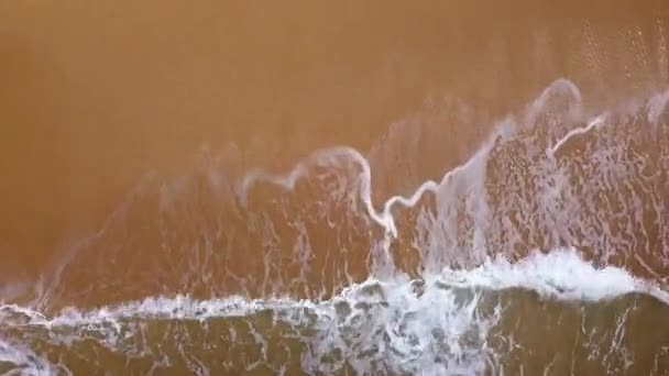 Вид с воздуха на мирные волны и пляж в Пуэрто-Вальярте — стоковое видео