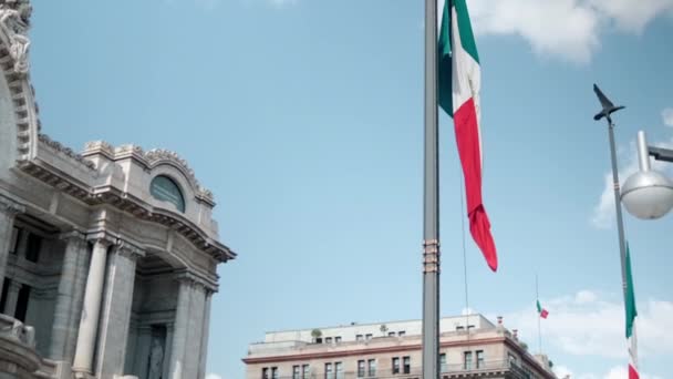 Bandera mexicana en bandera y Palacio de Bellas Artes bajo hermoso cielo azul — Vídeo de stock