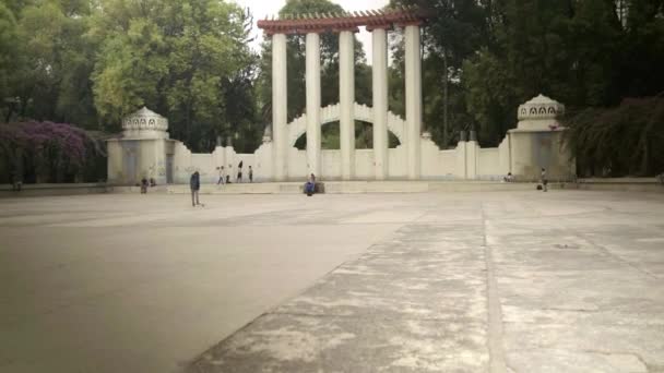 Forum Lindbergh dikelilingi oleh pepohonan di Mexico Park, Mexico City — Stok Video