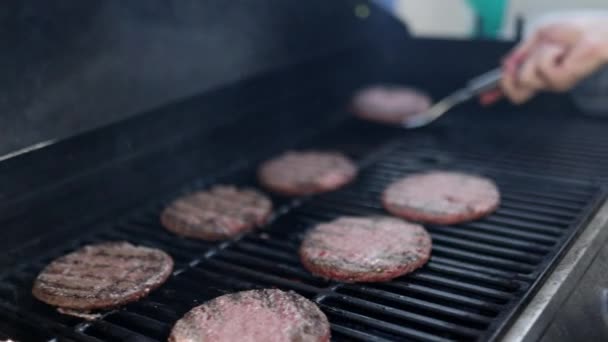 Férfi kéz flipping hamburger hús vas barbecue grill — Stock videók