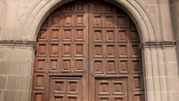 Büyük ahşap kapılar ve eski Meksika kilisesinin taş duvarları — Stok video
