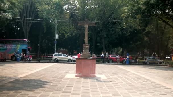 Λίθινο άγαλμα σταυρό σε ήσυχο πάρκο από Coyoacan, Πόλη του Μεξικού — Αρχείο Βίντεο