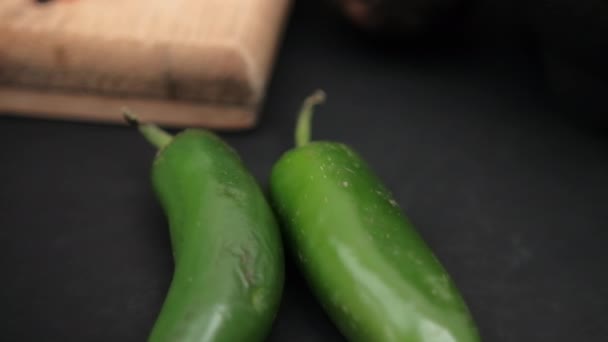 Pimienta de chile apoyada en cuencos de tortillas fritas y frijoles refritos — Vídeos de Stock