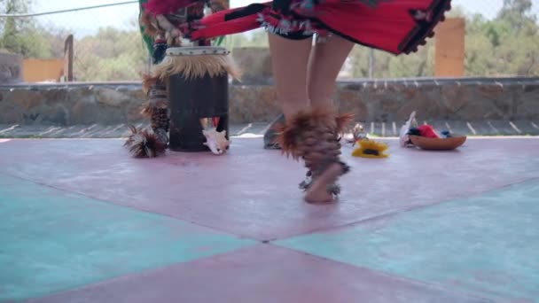 Dansare utför dans av pre-latinamerikansk kultur med ljus himmel som bakgrund — Stockvideo