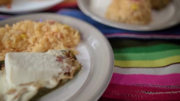 Três deliciosos pratos de arroz mexicano autênticos em toalha de mesa colorida — Vídeo de Stock